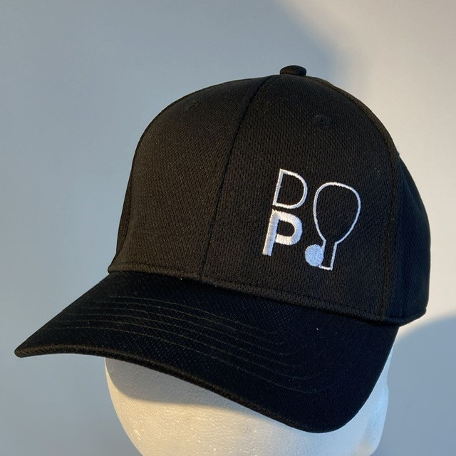 Caps med Drammen Padel logo. Justerbar borrelås bak.